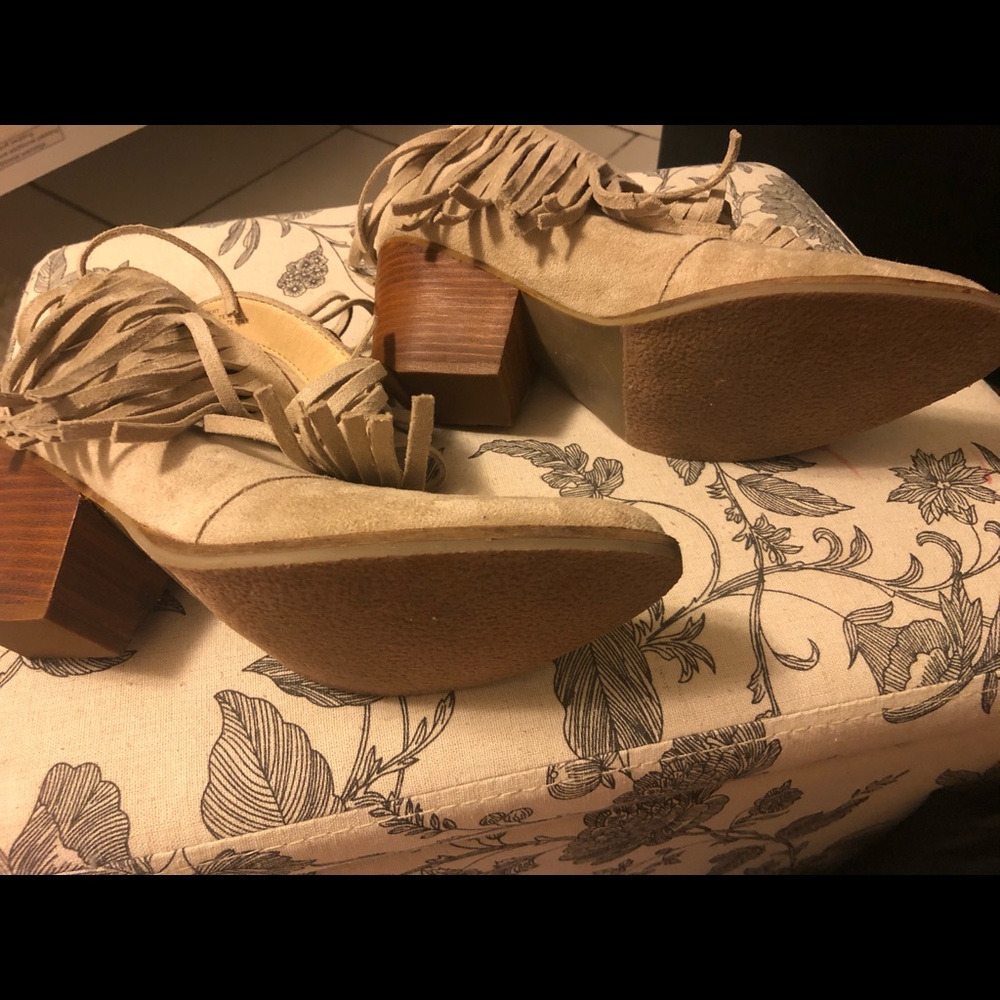 Suede fringe boots. NWOT. Seize 7